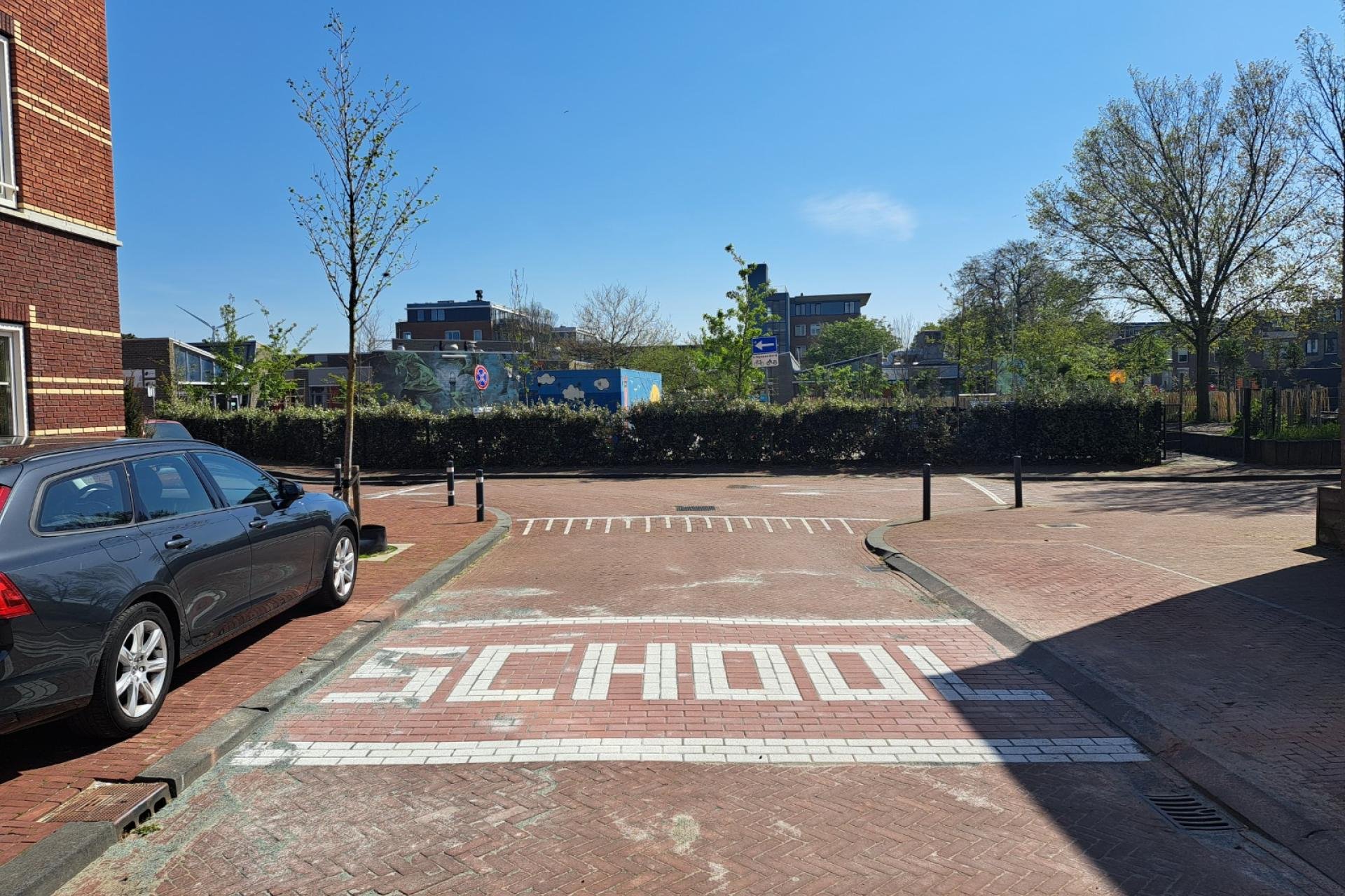 straat met het woord school in witte letters in het wegdek