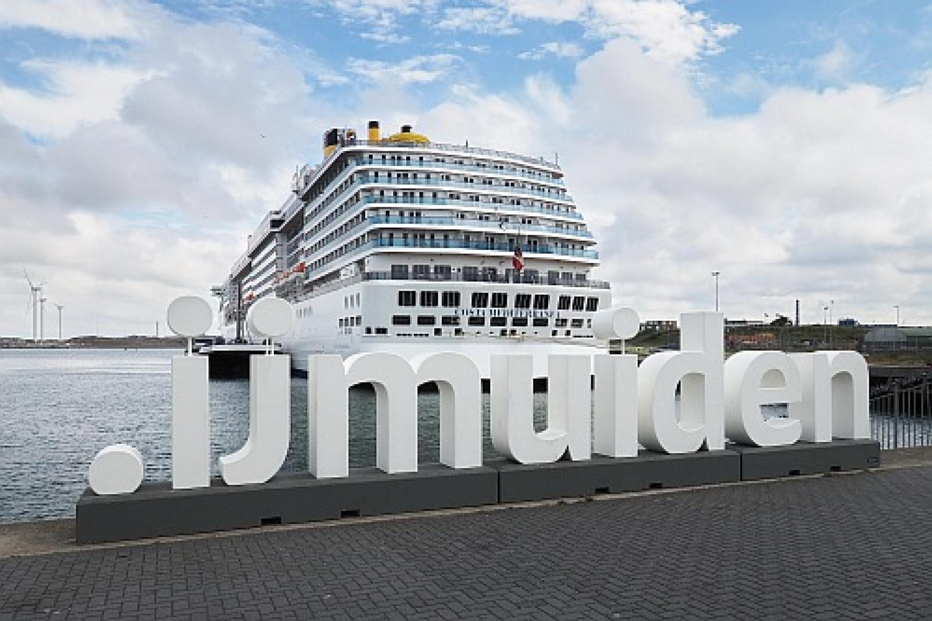 Foto haven IJmuiden met de Citymarketing letters .ijmuiden en een cruiseschip op de achtergrond