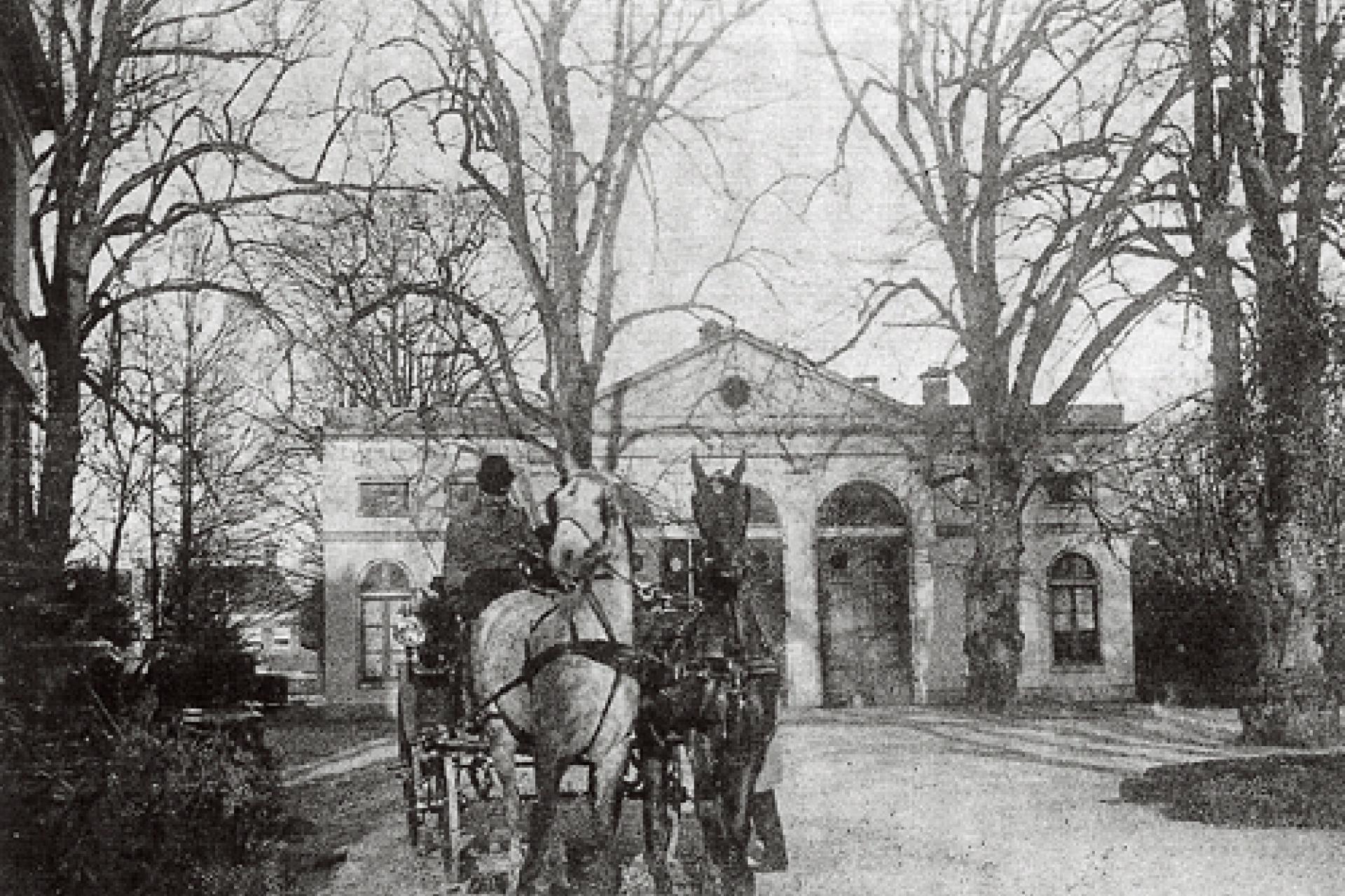 Foto van de stalling en koetshuis van Velserbeek in 1898