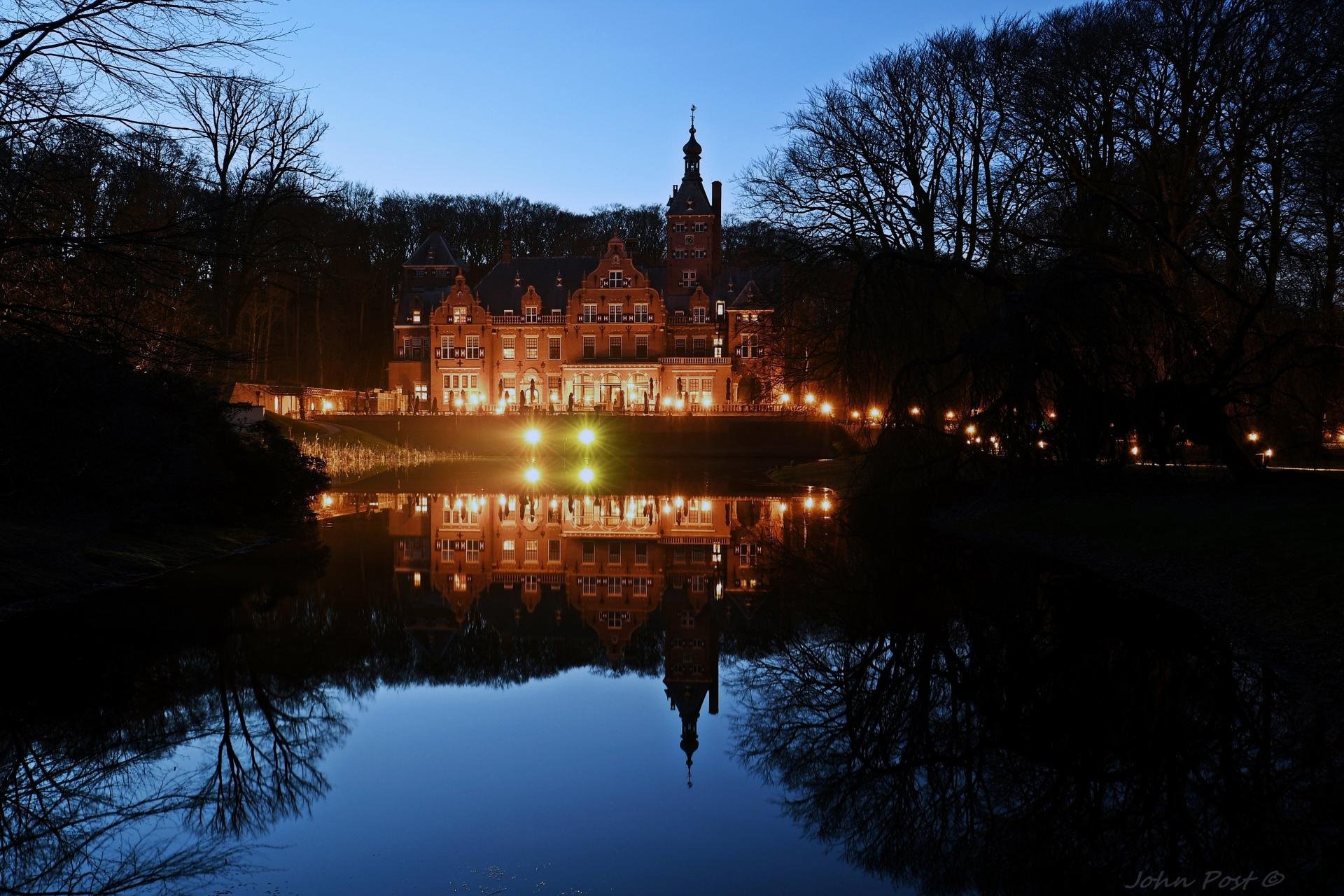 Landgoed Duin- en Kruidberg weerspiegeld in het water bij het invallen van de avond
