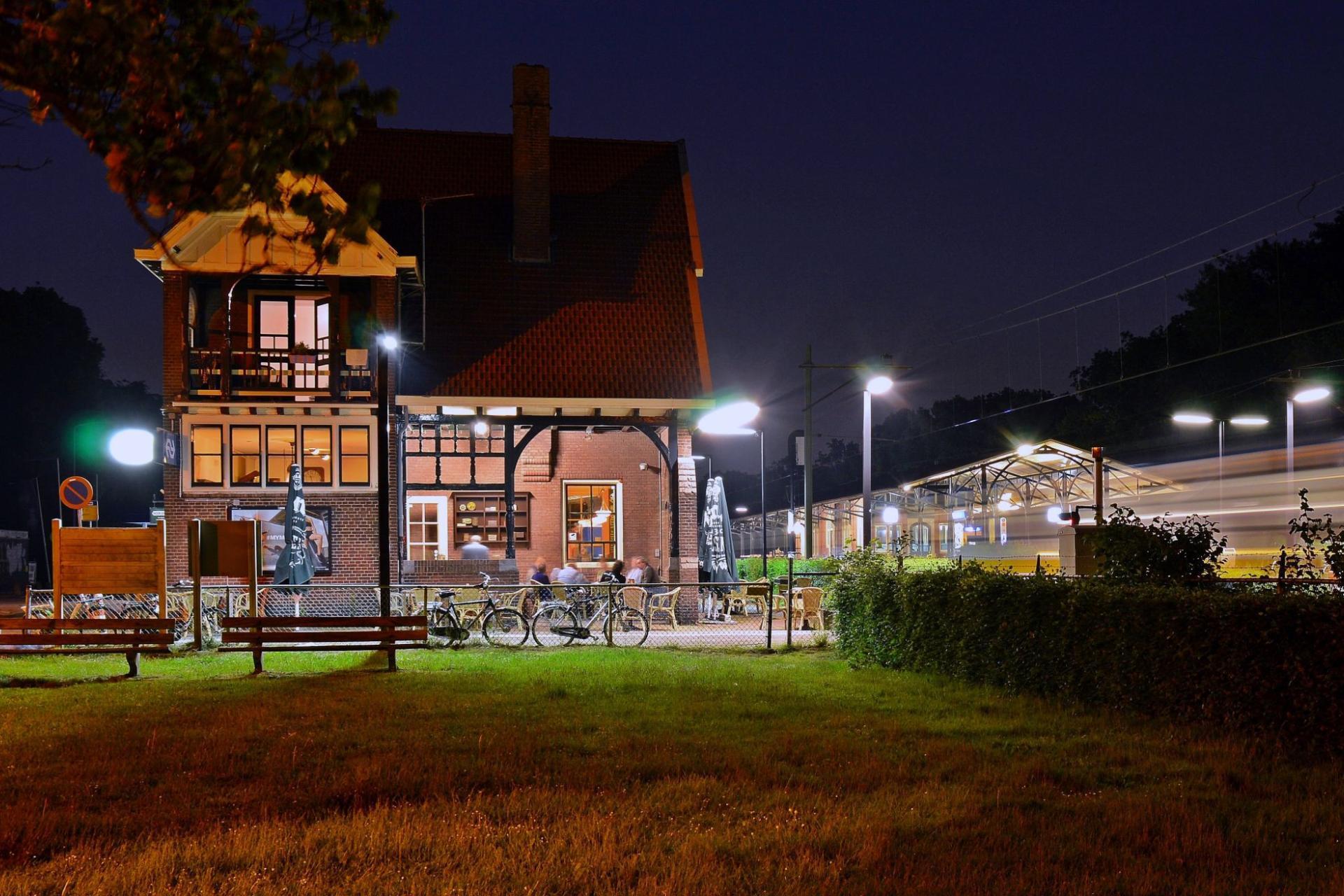 Station Santpoort-Zuid in de avond/nacht. Foto Don Oppedijk