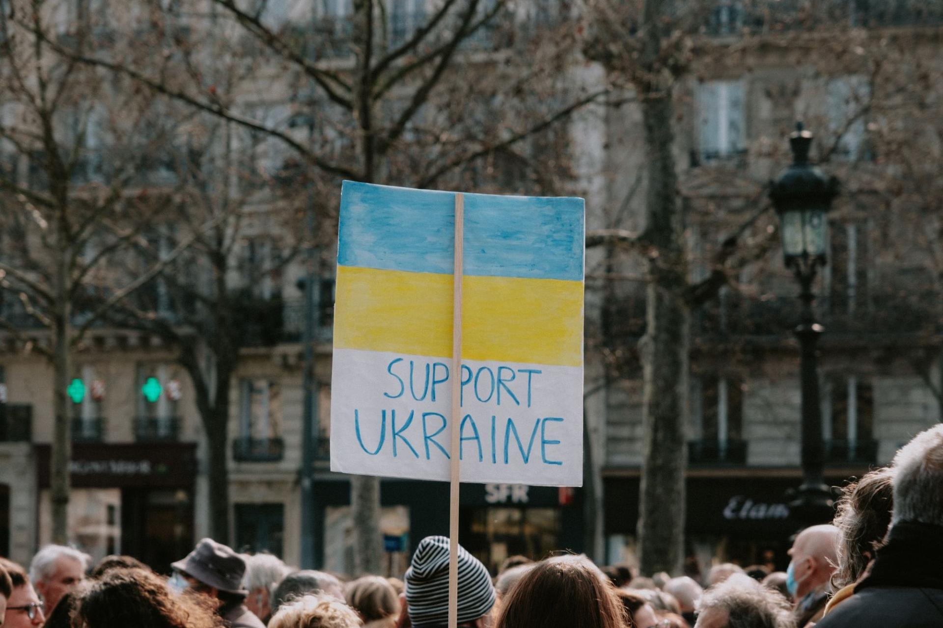 Support Oekraïne-bord word in de lucht gehouden tijdens demonstratie