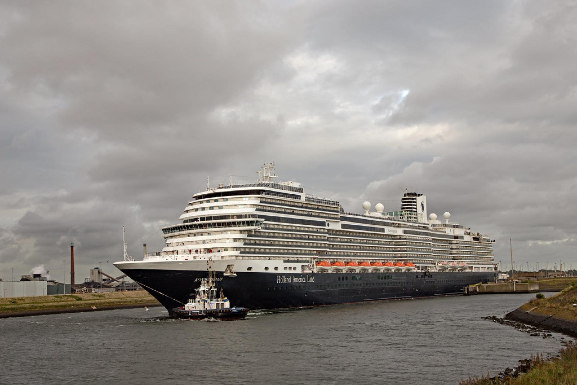 Een cruiseschip in het Noordzeekanaal
