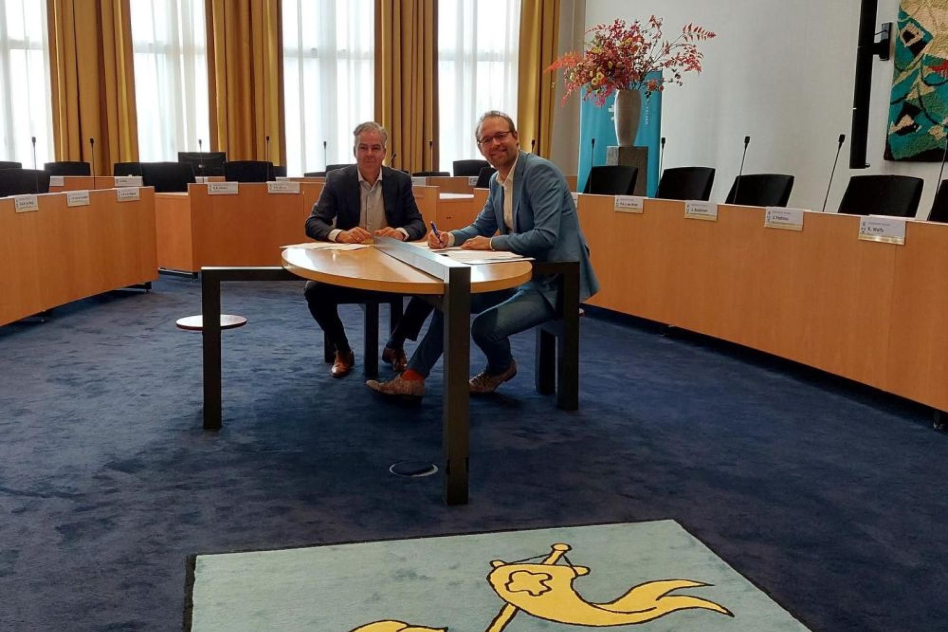 Griffier Ruurd Palstra en Pascal Bakker van NotuBiz ondertekenden  op woensdag 8 juni de contracten voor het opleveren van het nieuwe raadsinformatiesysteem.