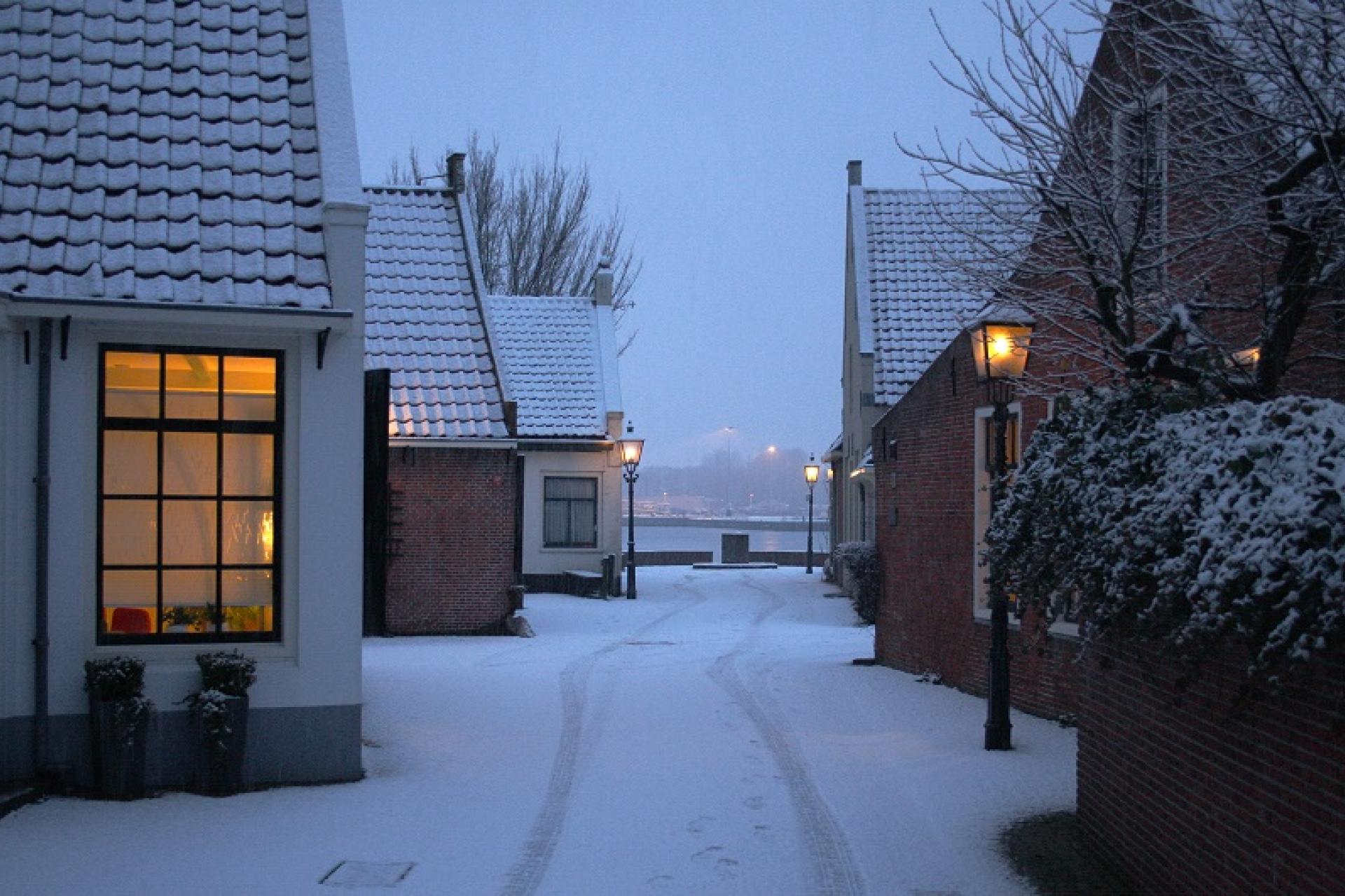 sfeerfoto hoofdbuurtstraat velsen-zuid in de sneeuw