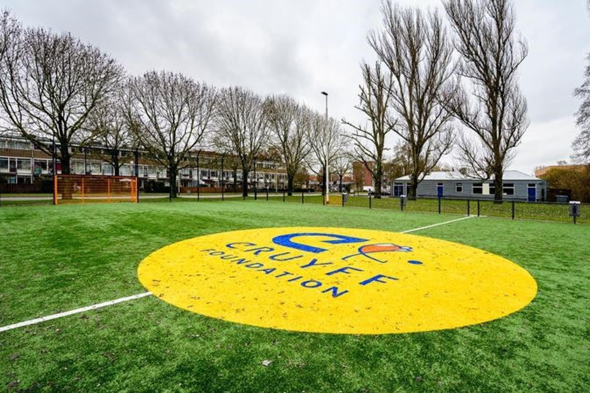 foto cruyff court voetbalveldje met logo cruyff foundation