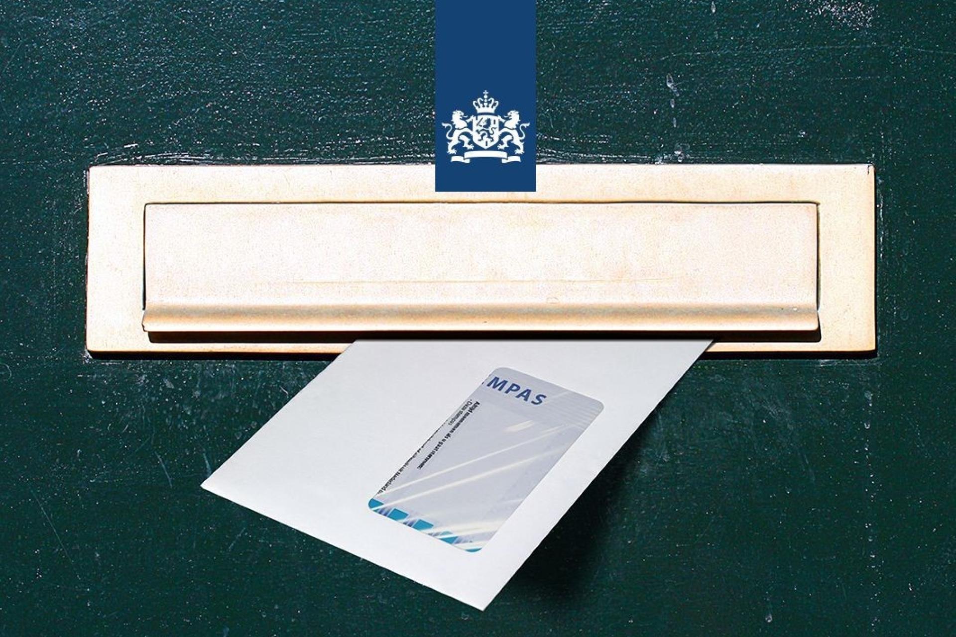 Envelop met stempas hangt in de brievenbusklep met logo van de rijksoverheid