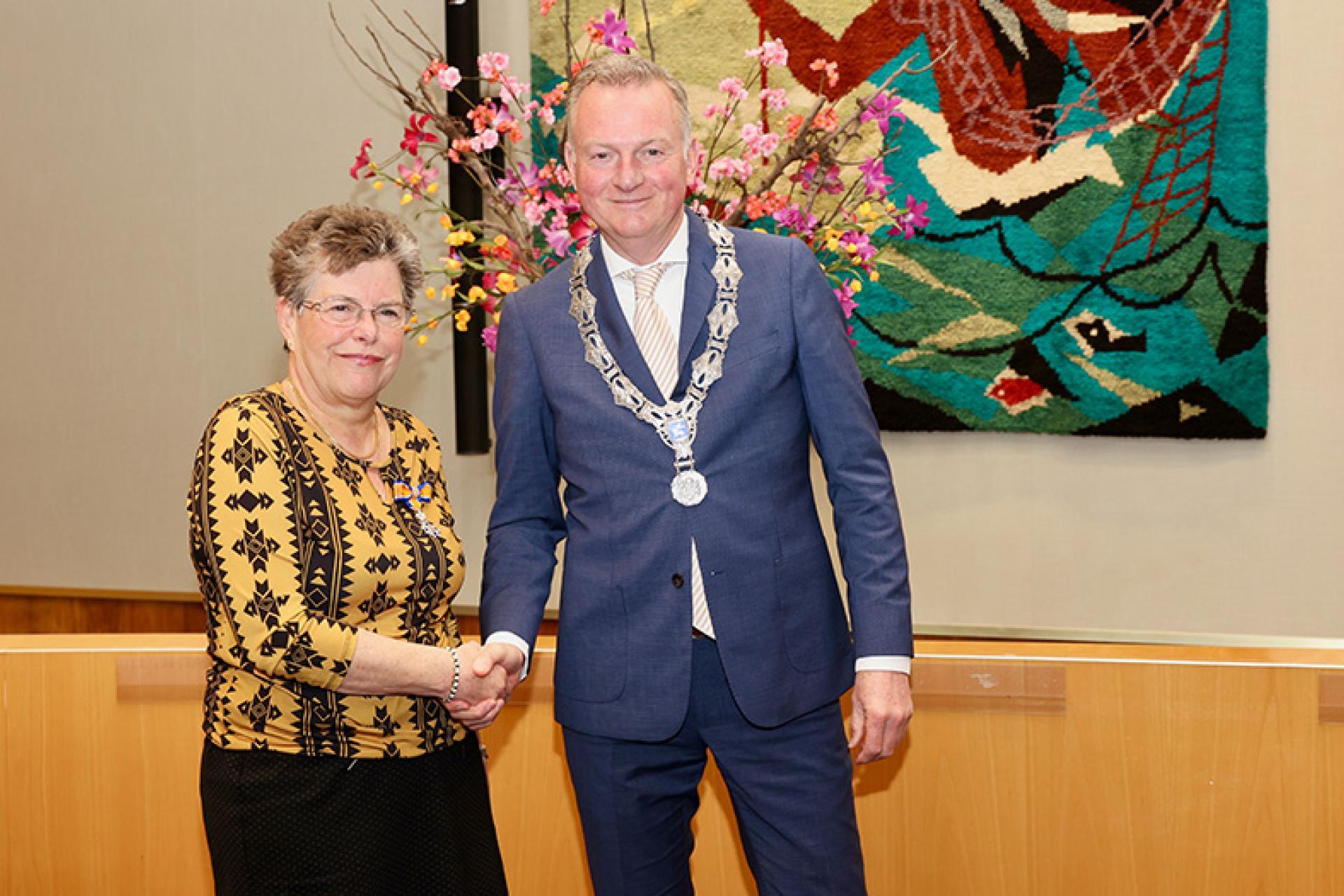 Burgemeester feliciteert Mevr. A.E.F. van der Pijl-van Straten 
