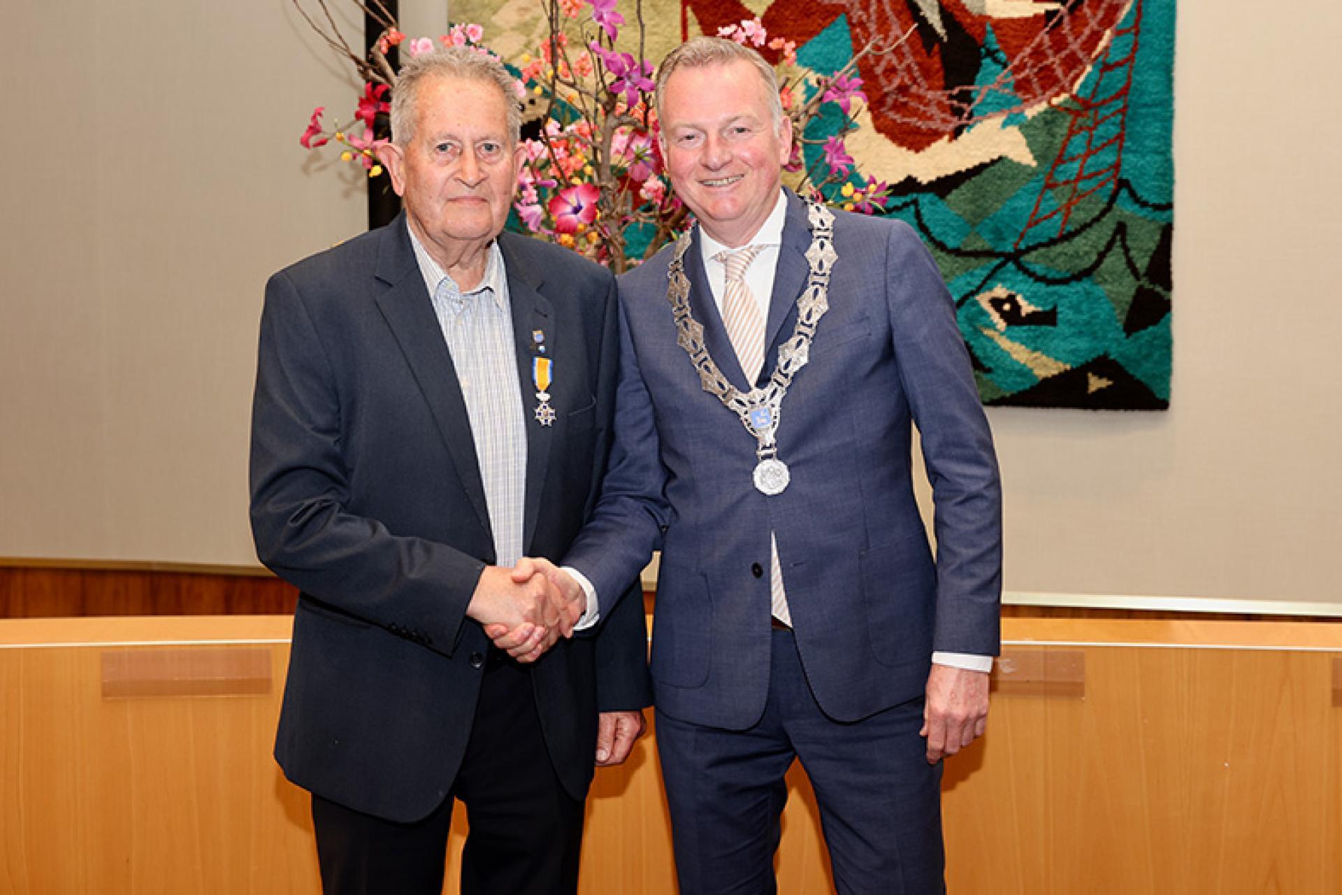 Burgemeester Frank Dales feliciteert de heer van Laar