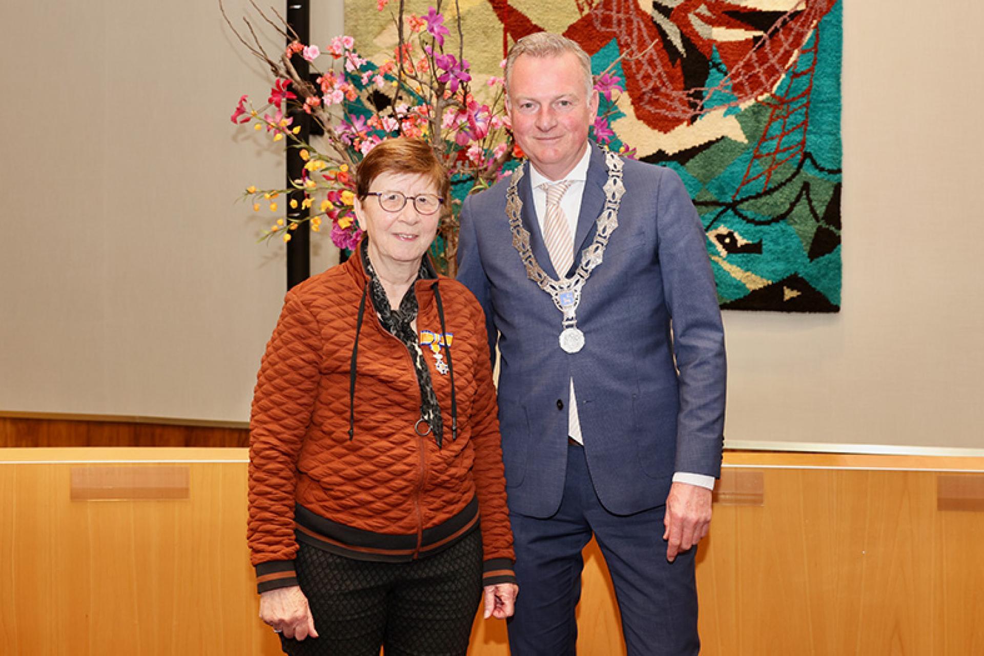Burgemeester Frank Dales feliciteert mevrouw Böhm-Veenings