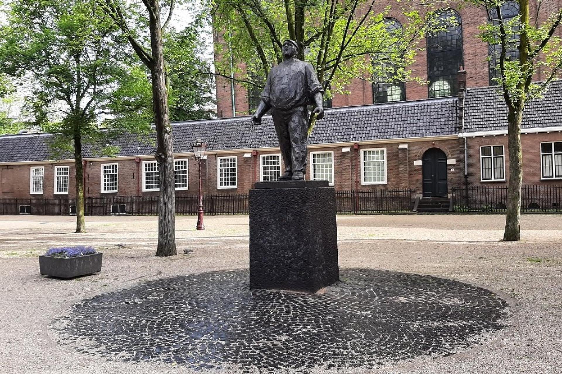 Het standbeeld van de Dokwerker op het Jonas Daniël Meijerplein te Amsterdam