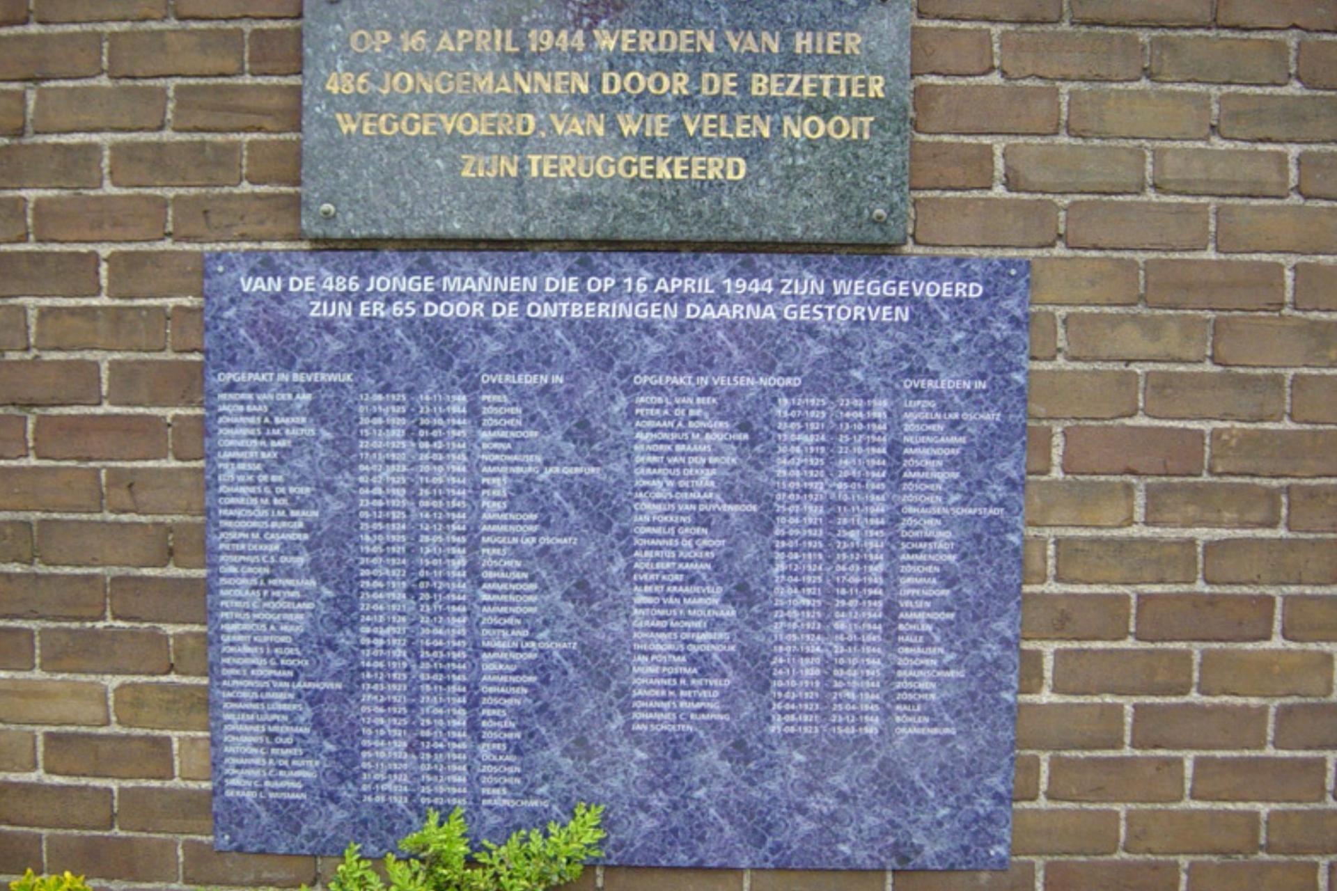 Gedenkplaat met de namen van jongemannen van 18 tot 25 jaar uit Velsen-Noord en Beverwijk